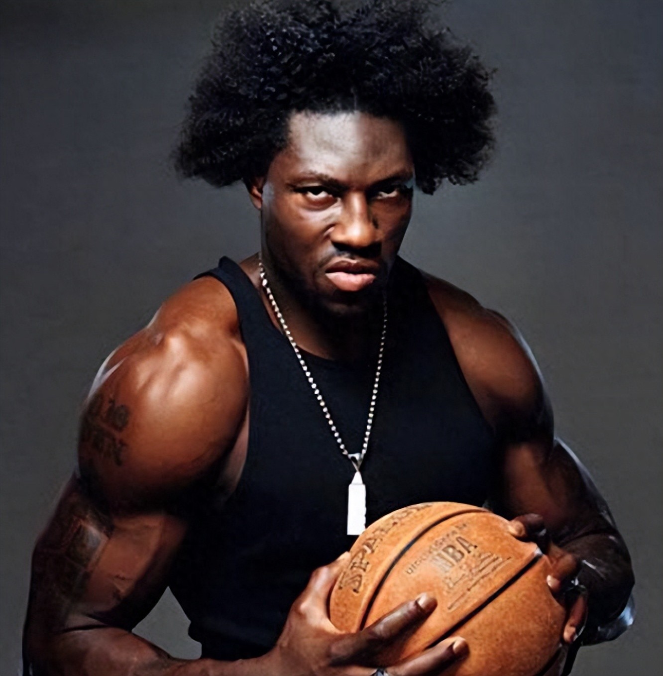 NBA最强壮阵容都是谁？奥尼尔似外星人 控卫曾把詹姆斯撞飞